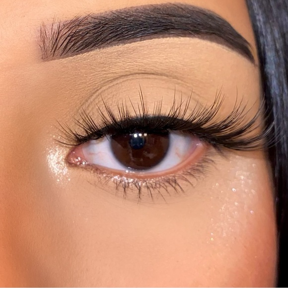 Free Spirit Natural Look False Eyelashes - Picture 1 of 2